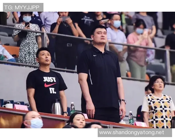 姚明亲临女篮比赛现场助威展现对女篮发展的支持与热爱